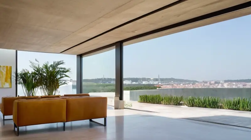 Fachada moderna que fusiona urbanismo y cultura